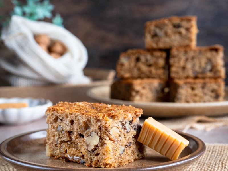 Ciasto z jabłkami, orzechami i krówkami