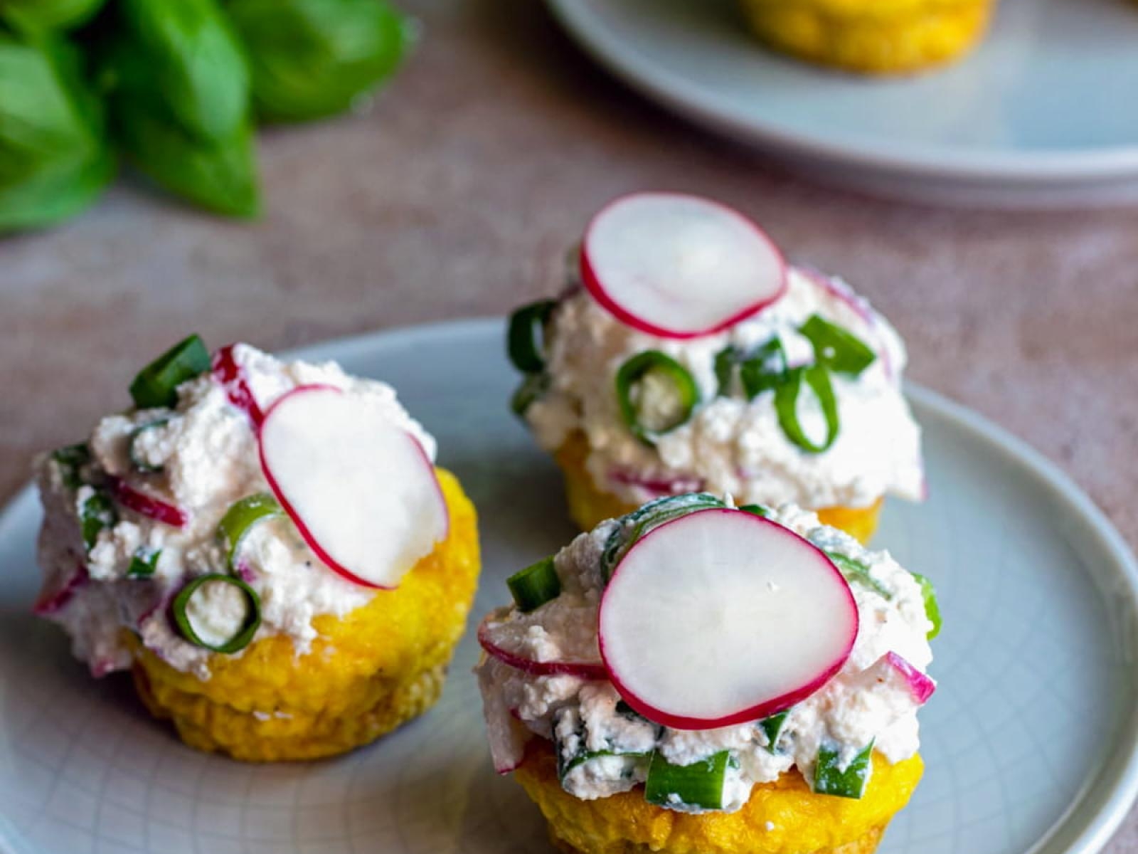 Muffinki jajeczne z pastą twarogową
