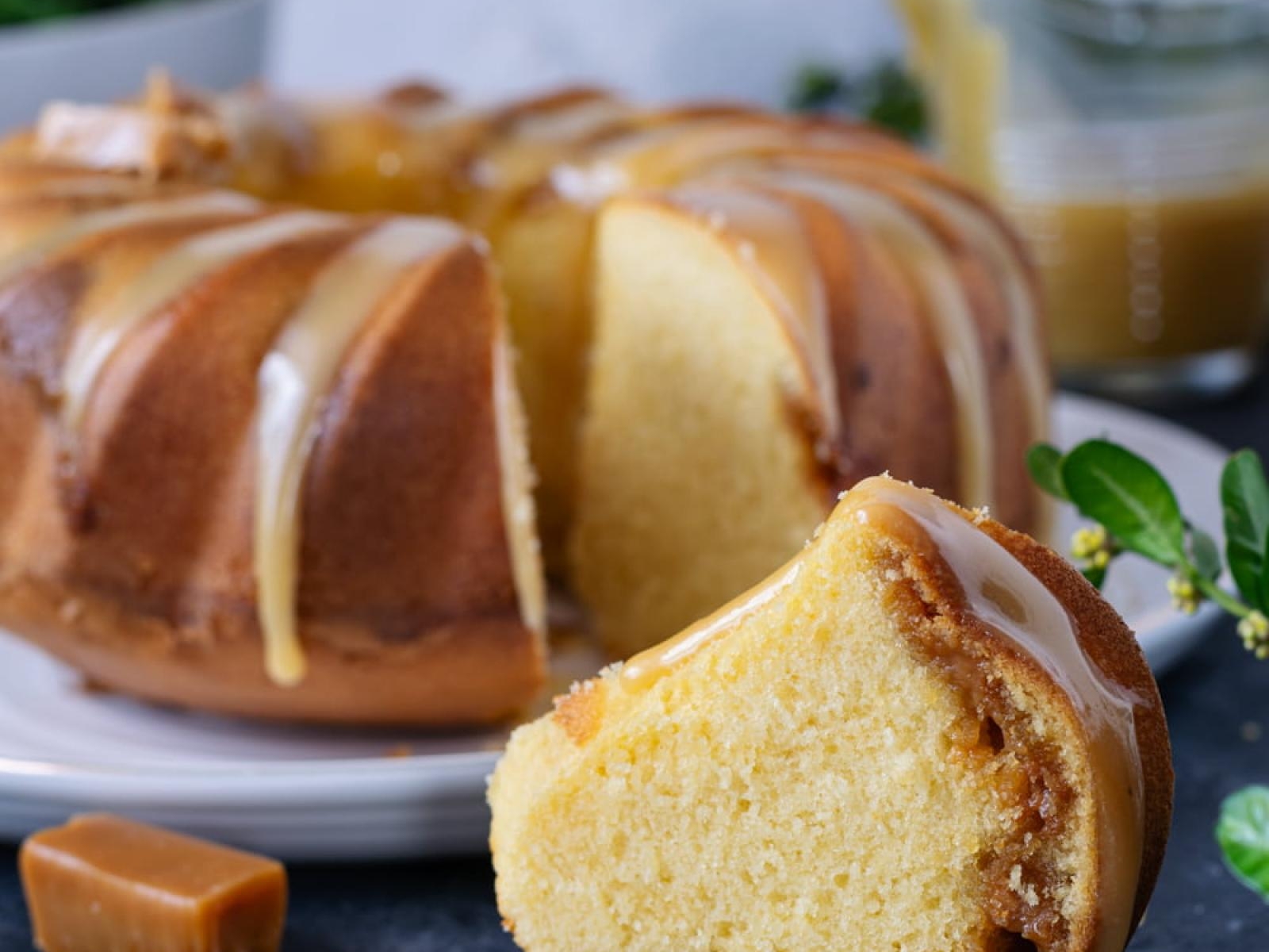 Babka z ajerkoniakiem i krówkami