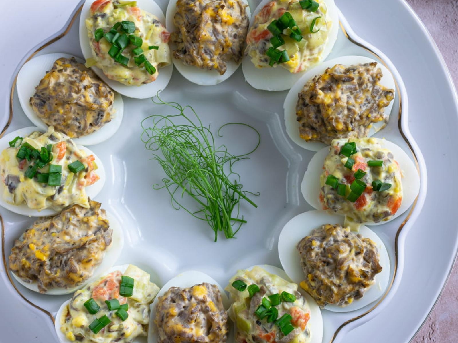 Jajka faszerowane porem, pieczarkami i wędzonym łososiem