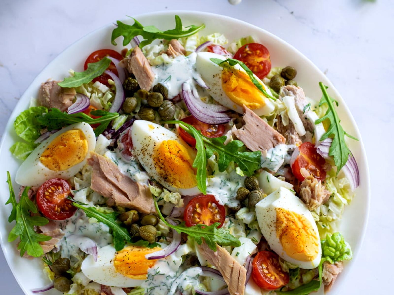 Sałatka z tuńczykiem i jajkiem