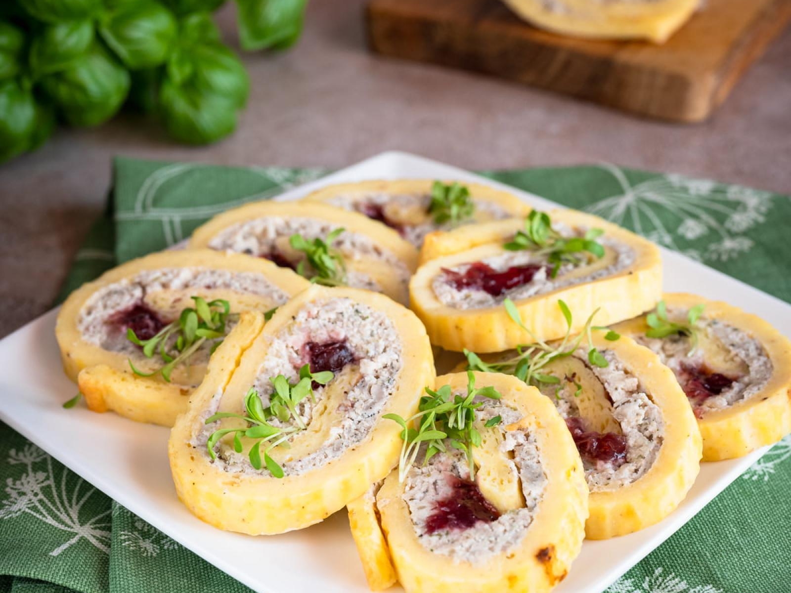 Wielkanocna rolada serowa z białą kiełbasą, chrzanem i żurawiną