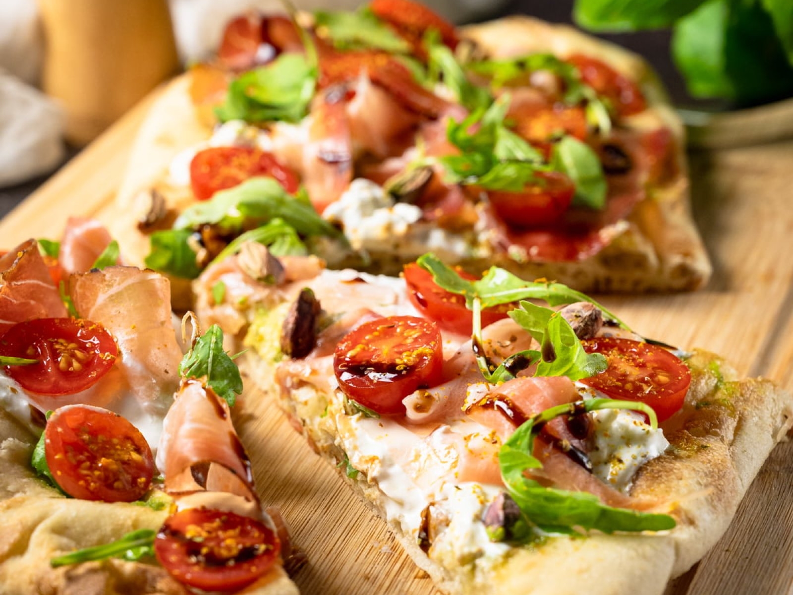 Pinsa z burratą i szynką parmeńską