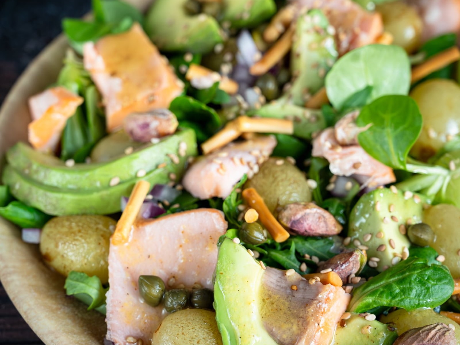 Sałatka z pieczonymi winogronami i wędzonym łososiem