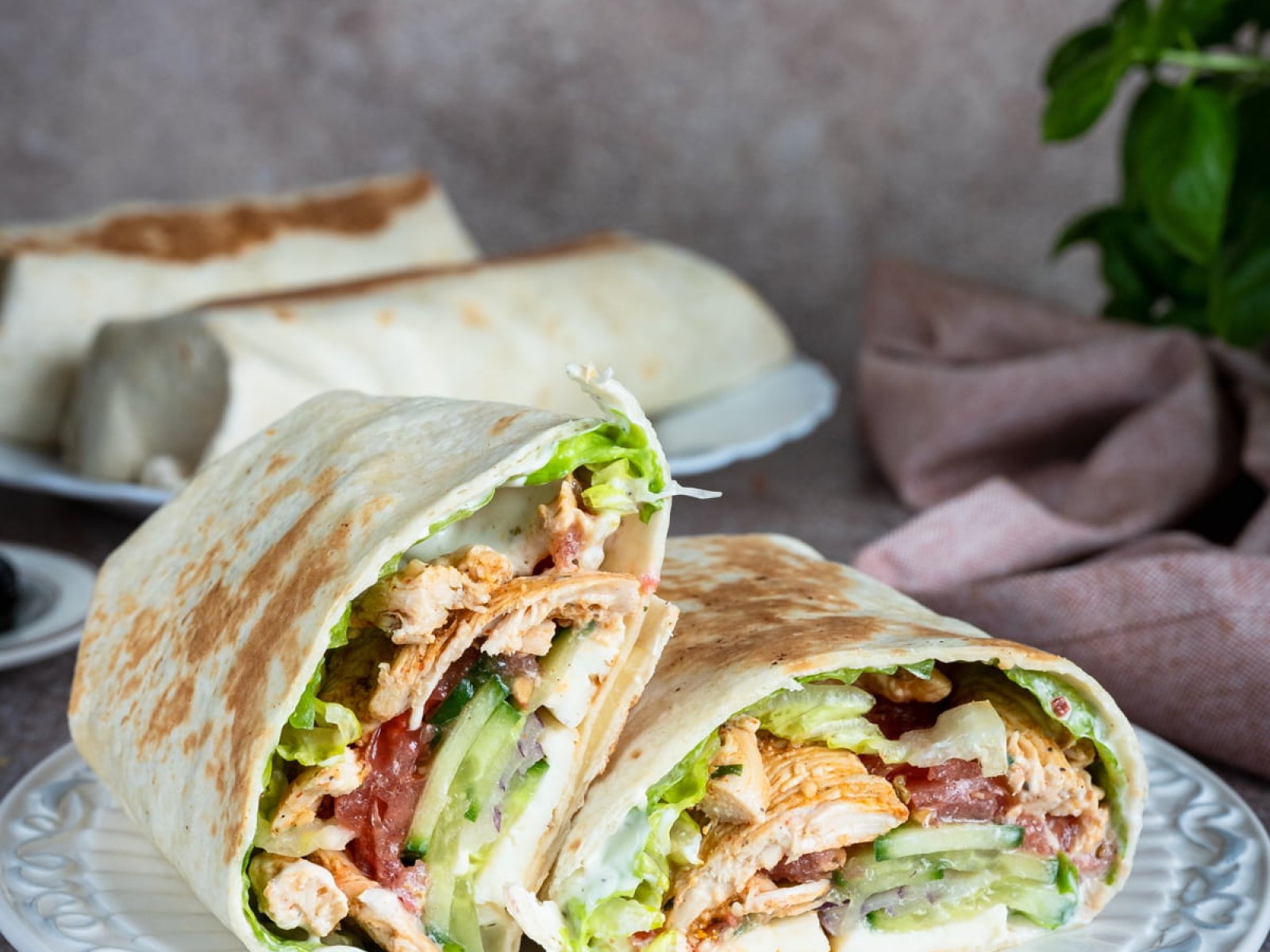 Tortilla z kurczakiem, halloumi i warzywami