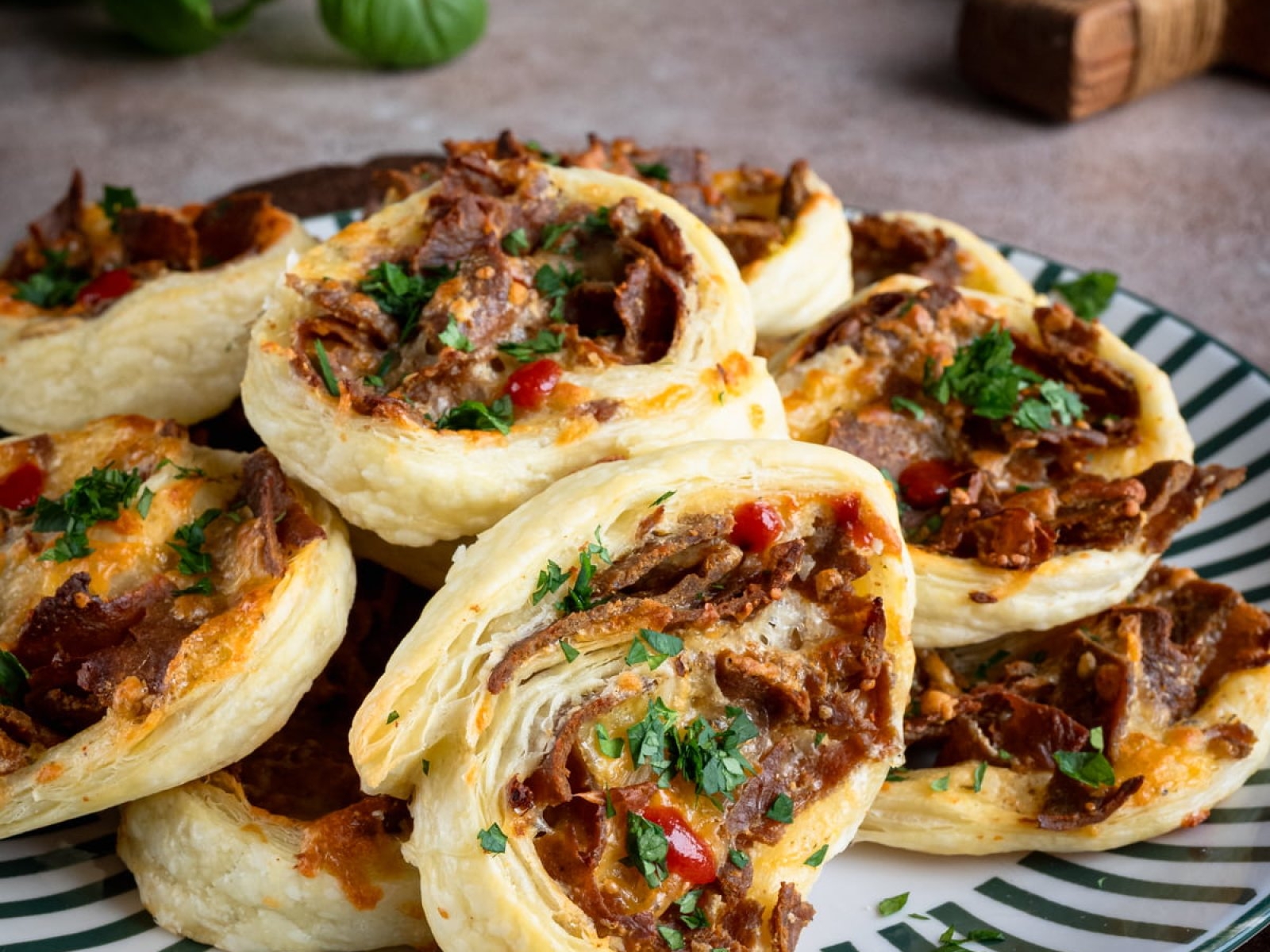 Ślimaczki z ciasta francuskiego z mięsem kebabowym