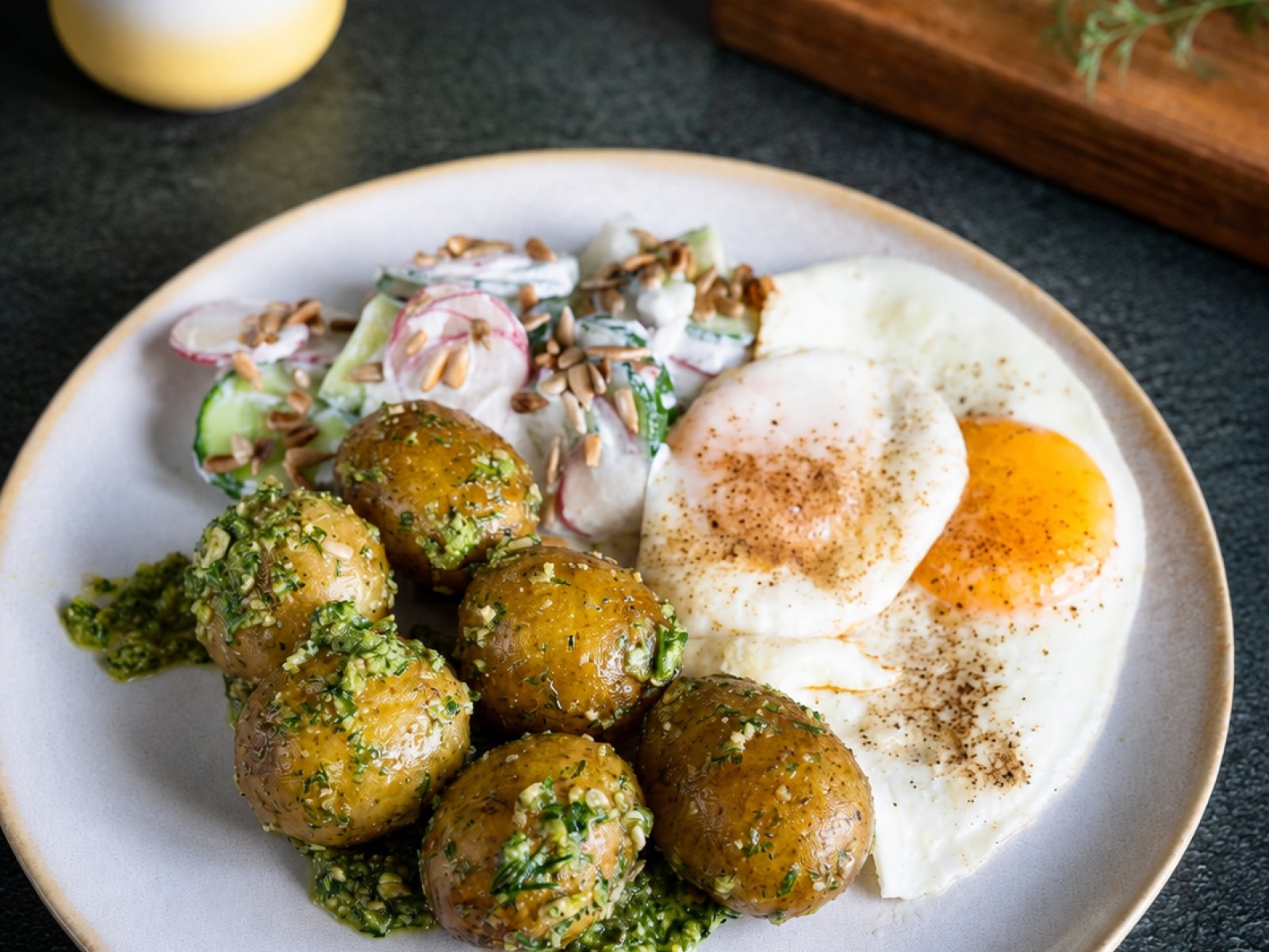 Młode ziemniaki z pesto koperkowym
