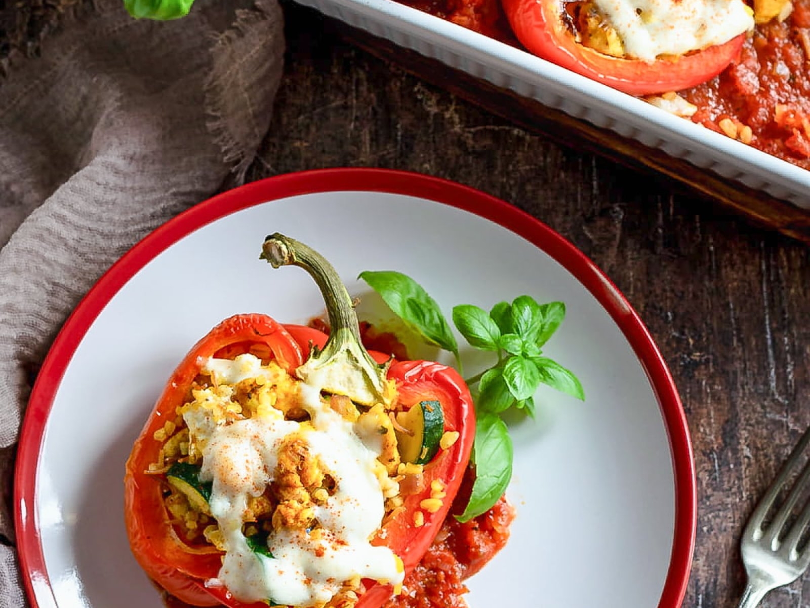 Papryka faszerowana kaszą bulgur, kurczakiem i fetą