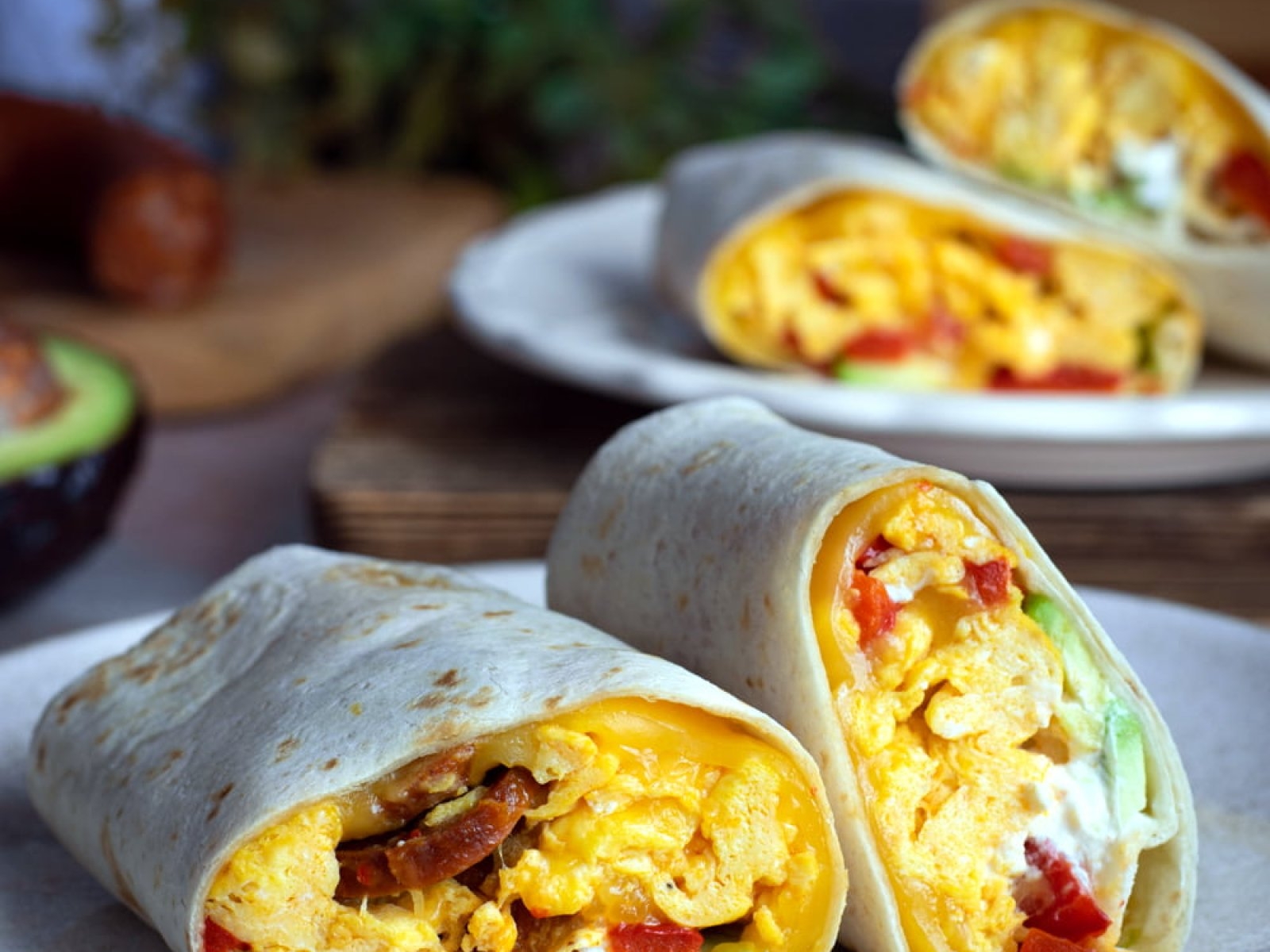 Tortilla z jajecznicą, chorizo i pieczoną papryką