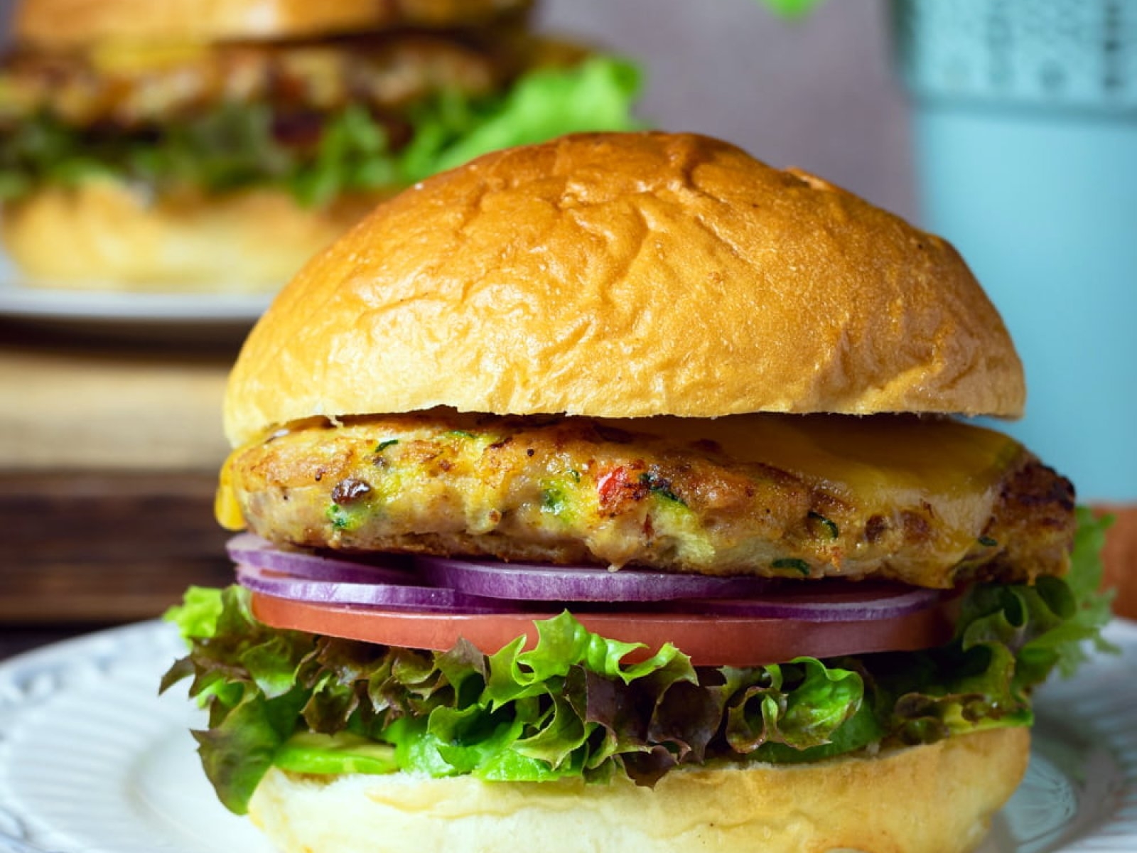 Burger drobiowy z warzywami