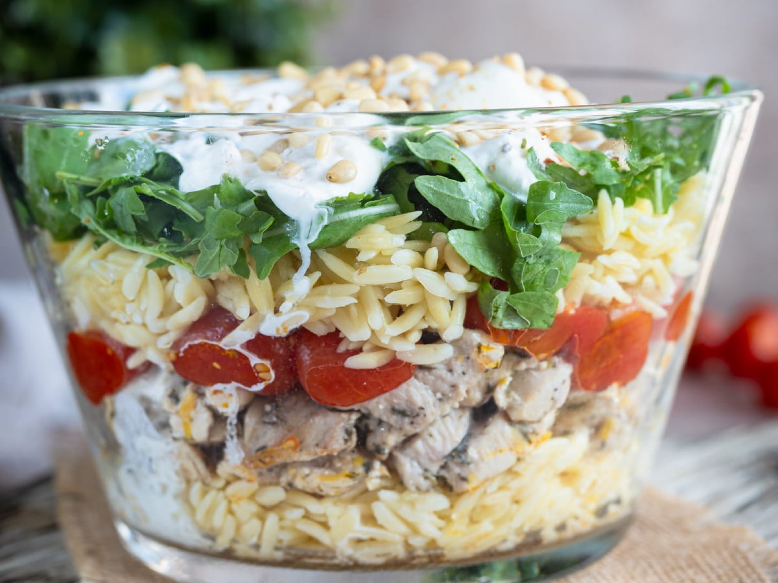 Warstwowa sałatka orzo z kurczakiem, pieczonymi pomidorkami i burratą