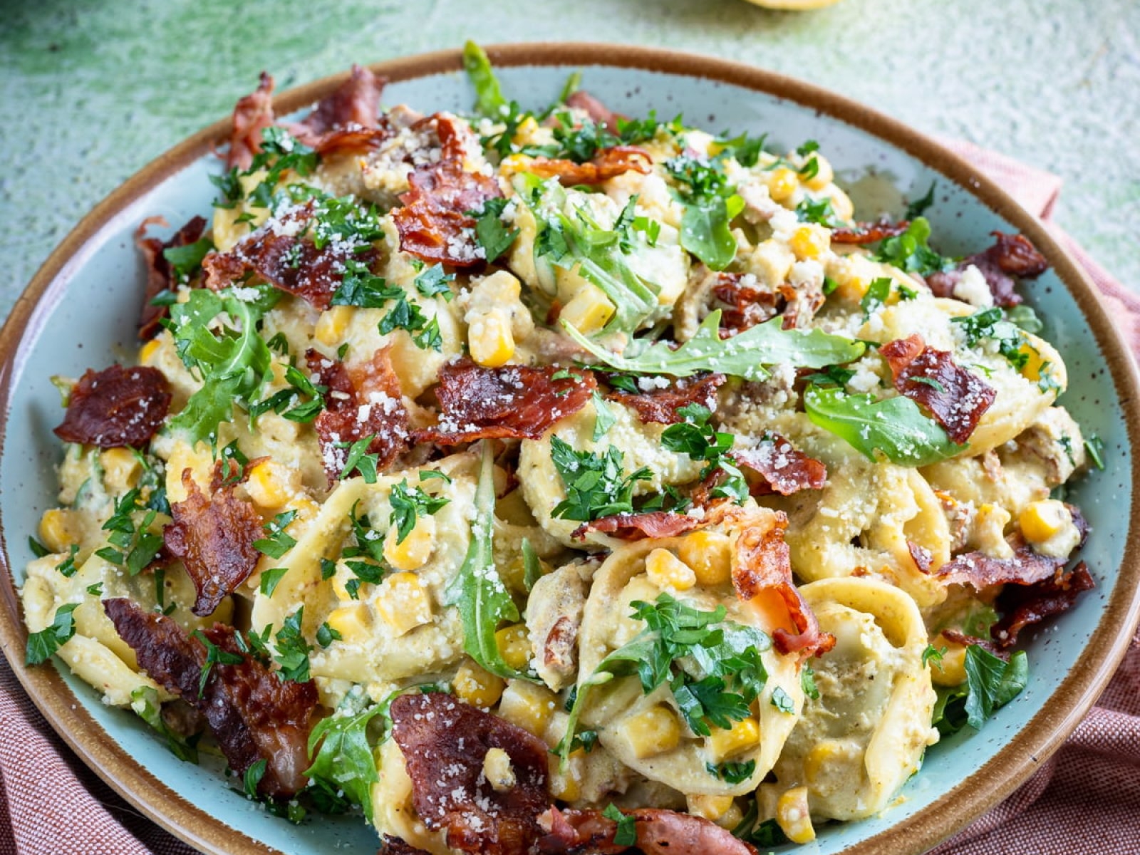 Sałatka tortellini z boczkiem, suszonymi pomidorami i pesto