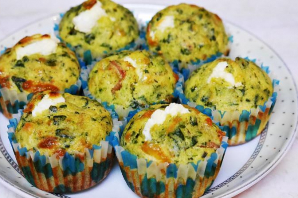 Wytrawne muffiny ze szpinakiem i fetą