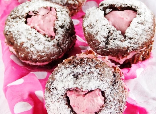 muffinki czekoladowe z malinowym kremem