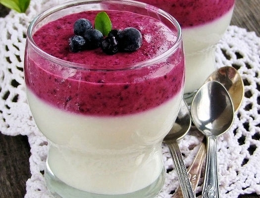 puszysty mleczno-jogurtowy deser z jagodami