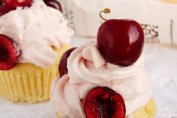 maślane muffinki z kremem czereśniowym