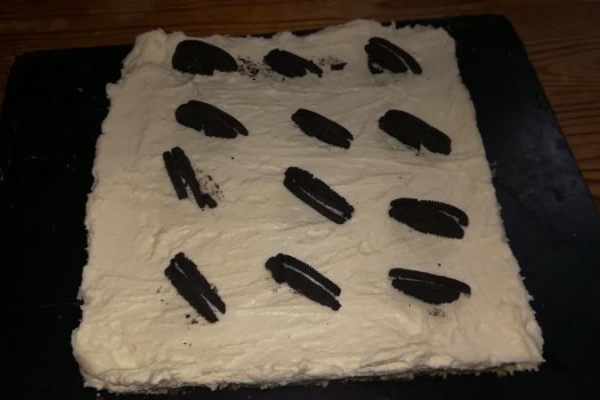 Na zbliżający się Dzień Kobiet zrobiłam -karpatkę bez pieczenia z ciasteczkami oreo