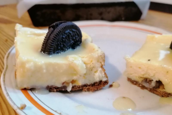 sernik na herbatnikach z białą polewą i ciasteczkami oreo-przepis od rodzinny