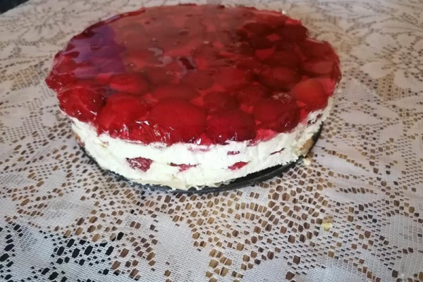Torcik truskawkowy bez pieczenia