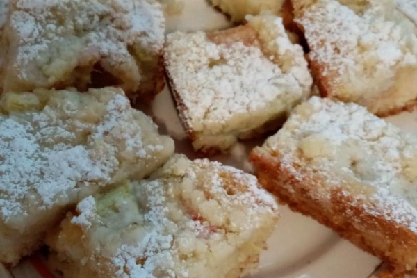 Proste ciasto z rabarbarem -a wystarczy tylko 30 min i ciasto wkładamy do piekarnika
