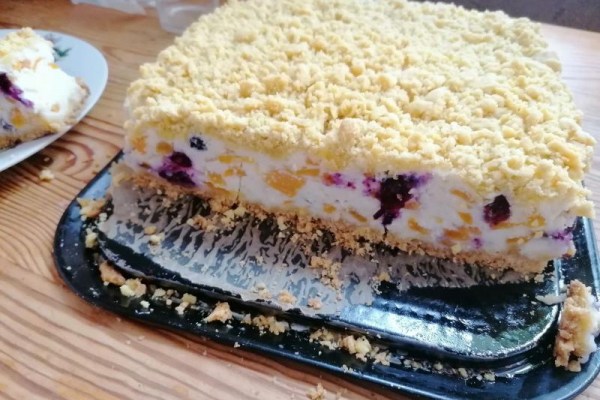 Ciasto kruche z masą jogurtową i owocami
