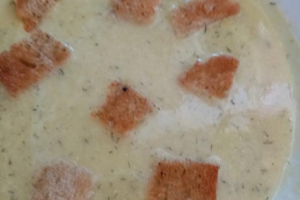 Zupa z cukinii z grzankami