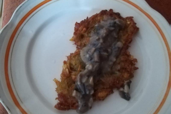 Placki ziemniaczane z sosem pieczarkowym
