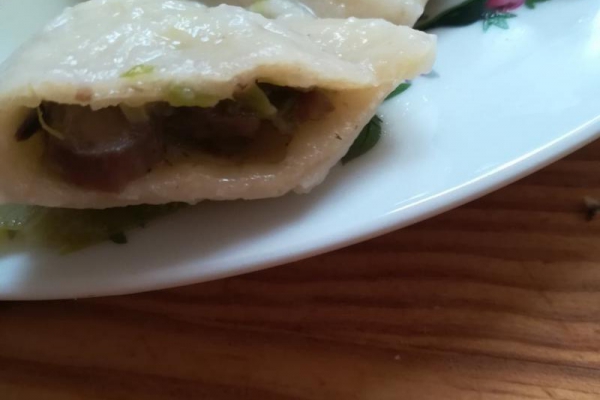 Pierogi warzywne taką mają nazwę- a mają tylko 3 składniki nadzienia
