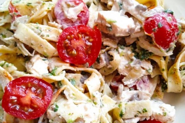 Makaron tagliatelle z kurczakiem i serkiem maskarpone i innymi dodatkami