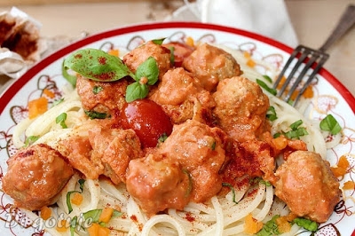 Kuleczki cielęce z makaronem i sosem pomidorowo-śmietanowym/Spaghetti z kuleczkami cielęcymi i sosem pomidorowo-śmietanowym