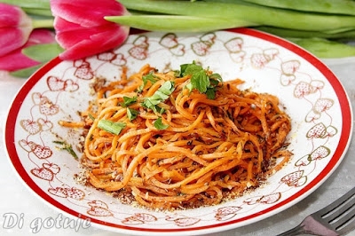 Spaghetti z marchewki z miodem, koperkiem i płatkami lnianymi