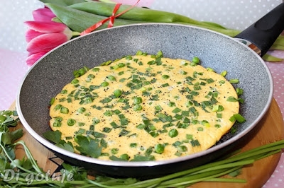 Kremowy omlet z ricottą i zielonym groszkiem