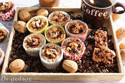 Babeczki czekoladowo-kawowe z ziaren ekspandowanych z orzechami i czekoladą (bez mąki i tłuszczu)