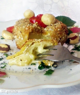 Camembert smażony w panierce orzechowo-sezamowej