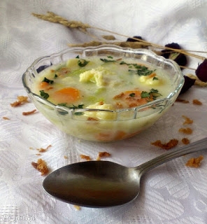 Zupa porowo-serowa z kluskami kładzionymi