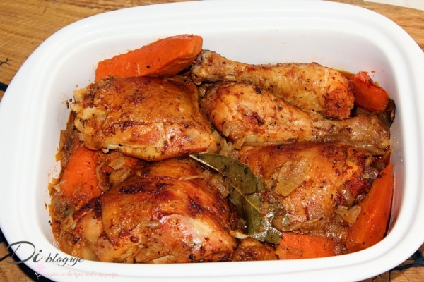 Kurczak paprykowo-ziołowy pieczony z cebulą i marchewką