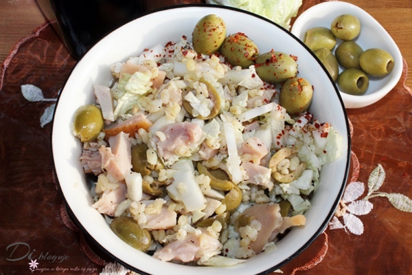 Sałatka z kaszą bulgur i wędzonym kurczakiem