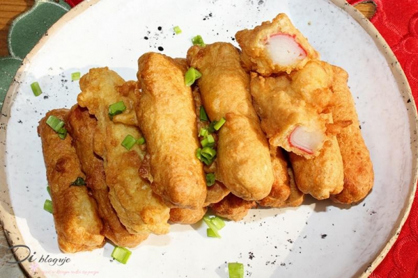 Paluszki surimi w cieście serowo-sezamowym