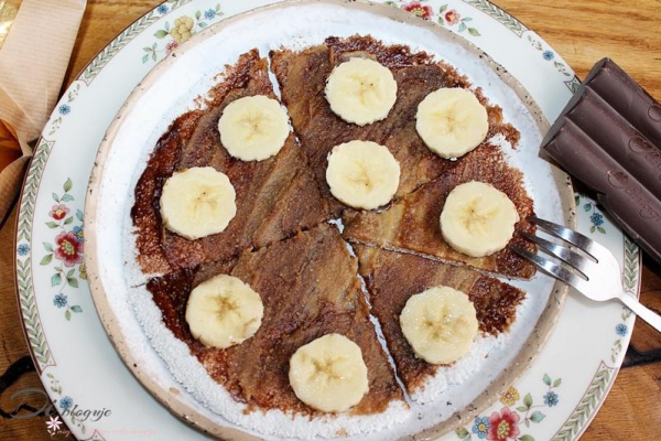 Placek z tapioki z bananem, masłem orzechowym i czekoladą