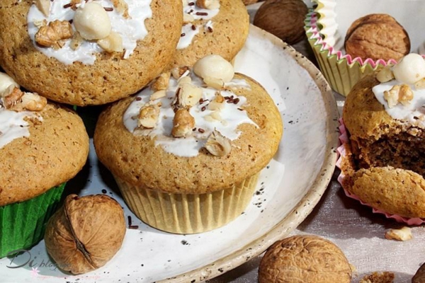 Muffinki z orzechami włoskimi i syropem klonowym