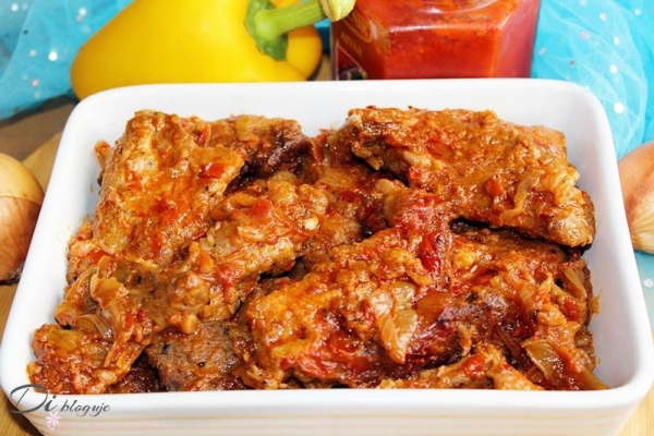 Karkówka pieczona z cebulą i ajvarem