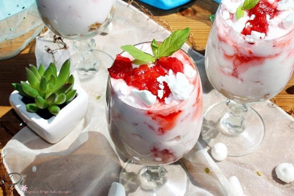 Eton Mess, czyli truskawkowy bałagan z bitą śmietaną i bezami