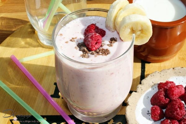 Koktajl jogurtowy z bananem i malinami