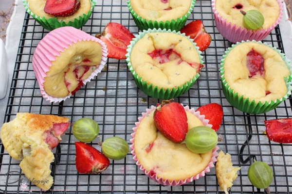 Muffinki serowe z agrestem i truskawkami