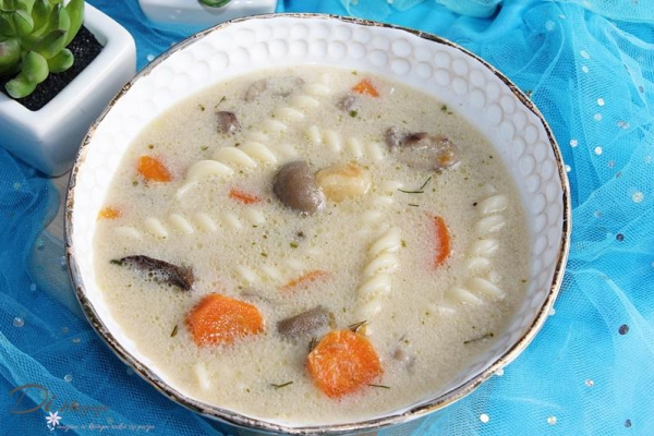 Zupa ze świeżych grzybów z makaronem