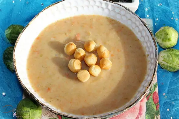 Zupa krem z ziemniakami, marchewką i brukselką