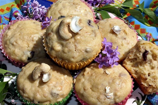 Muffinki z płatkami owsianymi, syropem z agawy i bakaliami