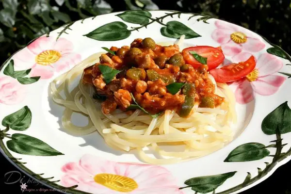 Spaghetti z mięsem mielonym, papryką, groszkiem i sosem pomidorowym