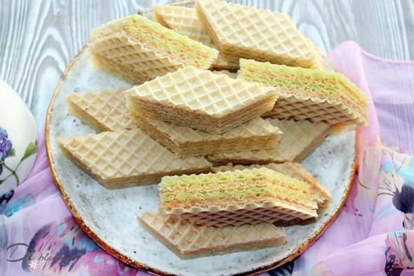 Wafle z masą z galaretki i śmietany