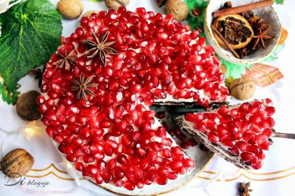 Tort piernikowy z granatem, powidłami śliwkowymi i kremem mascarpone